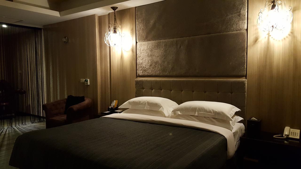 The Riverside Hotel&Motel Kaohsiung Buitenkant foto