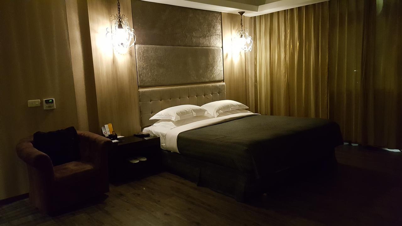 The Riverside Hotel&Motel Kaohsiung Buitenkant foto