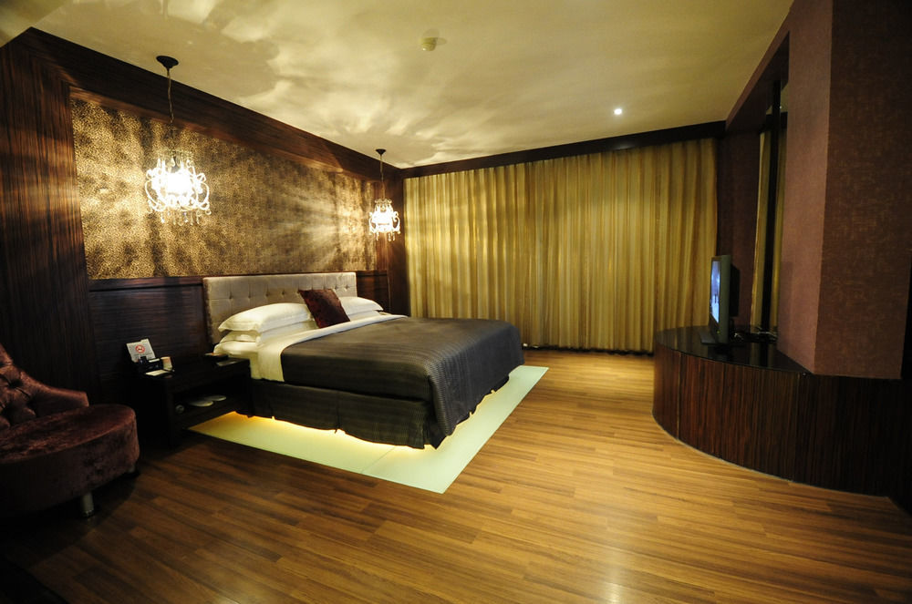 The Riverside Hotel&Motel Kaohsiung Buitenkant foto
